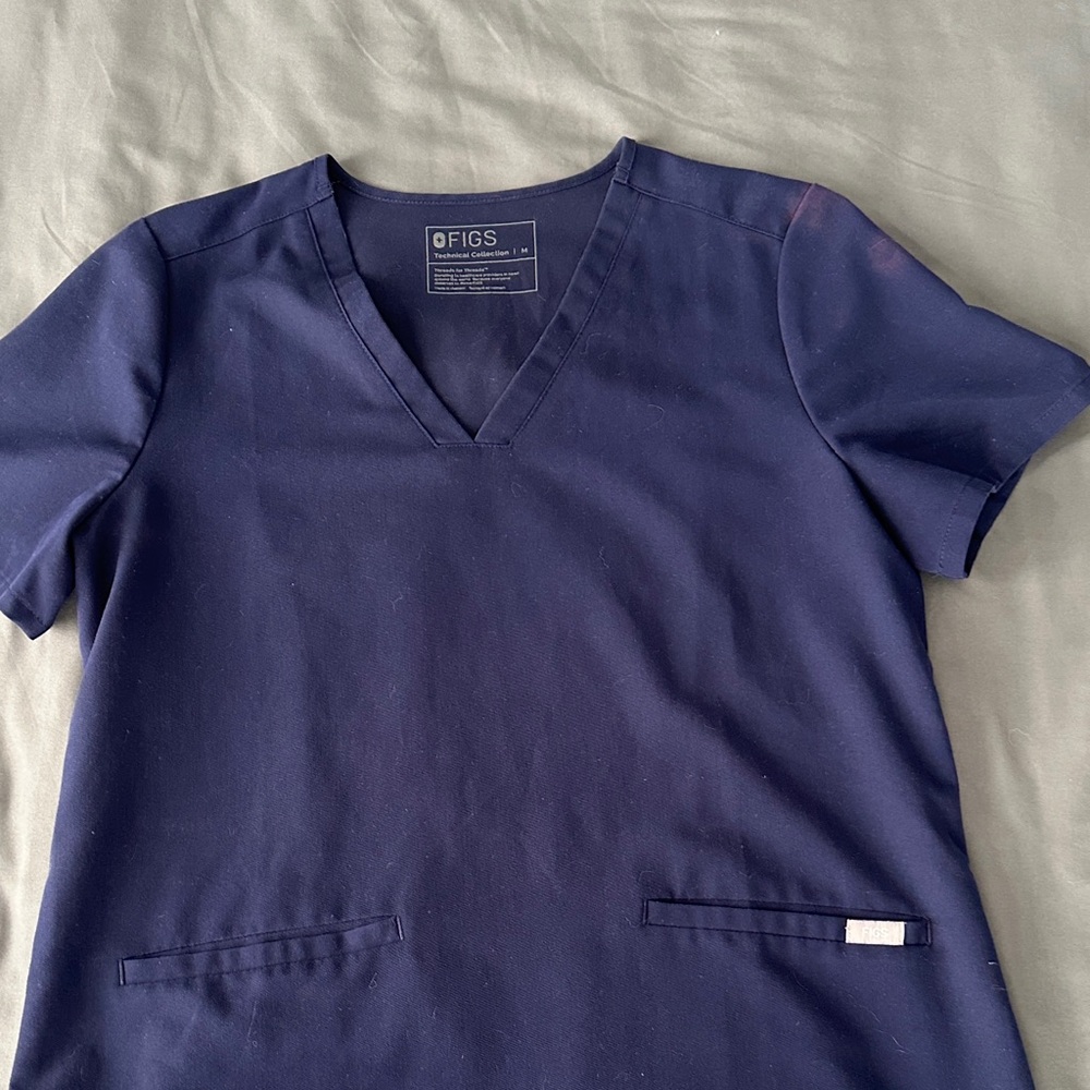 Figs Women’s Navy Casma Three Pocket Scrub Top